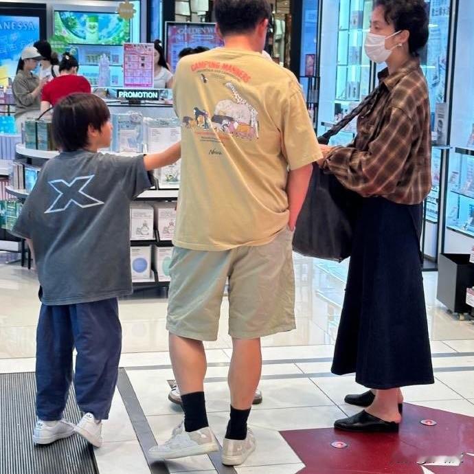 8岁快到黄磊肩膀！香港偶遇黄磊儿子，这生长速度太惊人
 
网友在香港偶遇黄磊一家