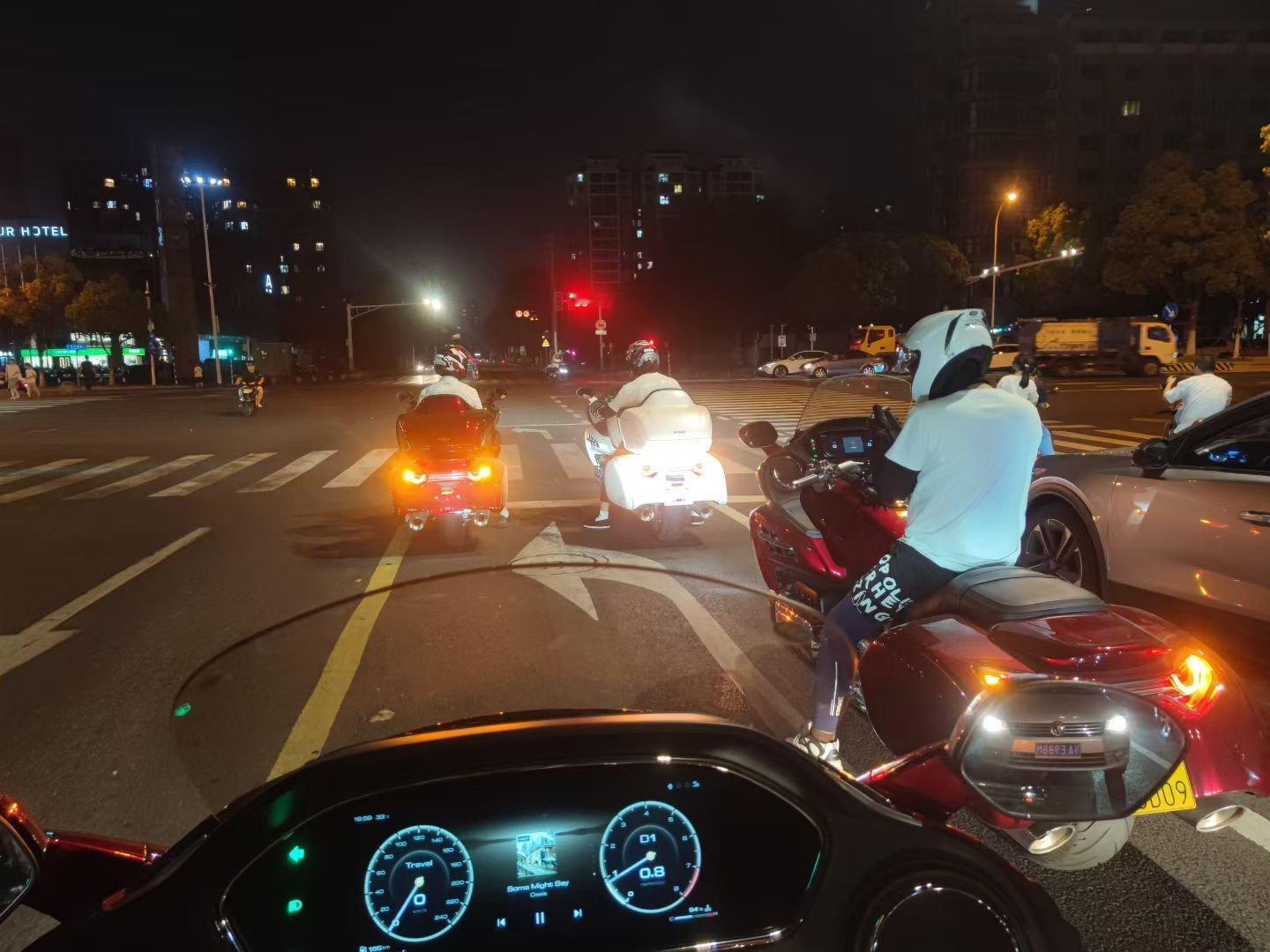 你喜欢老魏吗？爹味很浓是吧？但是这种爹味是不是感觉还不错安亭已经开了灵魂摩托旗舰