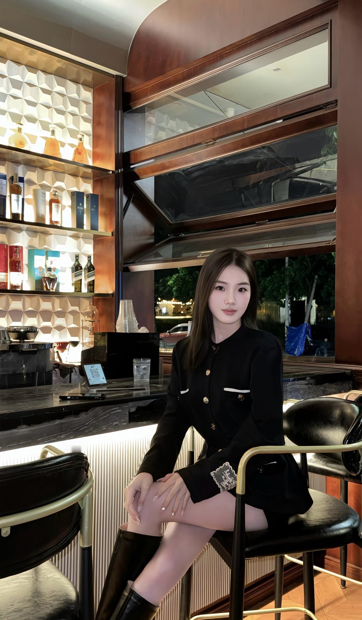 优雅黑衣女郎，静坐酒吧一隅，享受夜晚的宁静与美好。