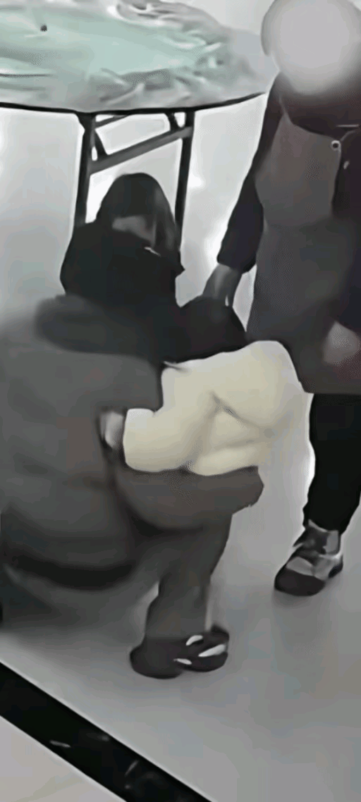 女子抱着自己家的孩子，打着别人家的孩子，都是两三岁的孩子，打闹是正常的，可是这个