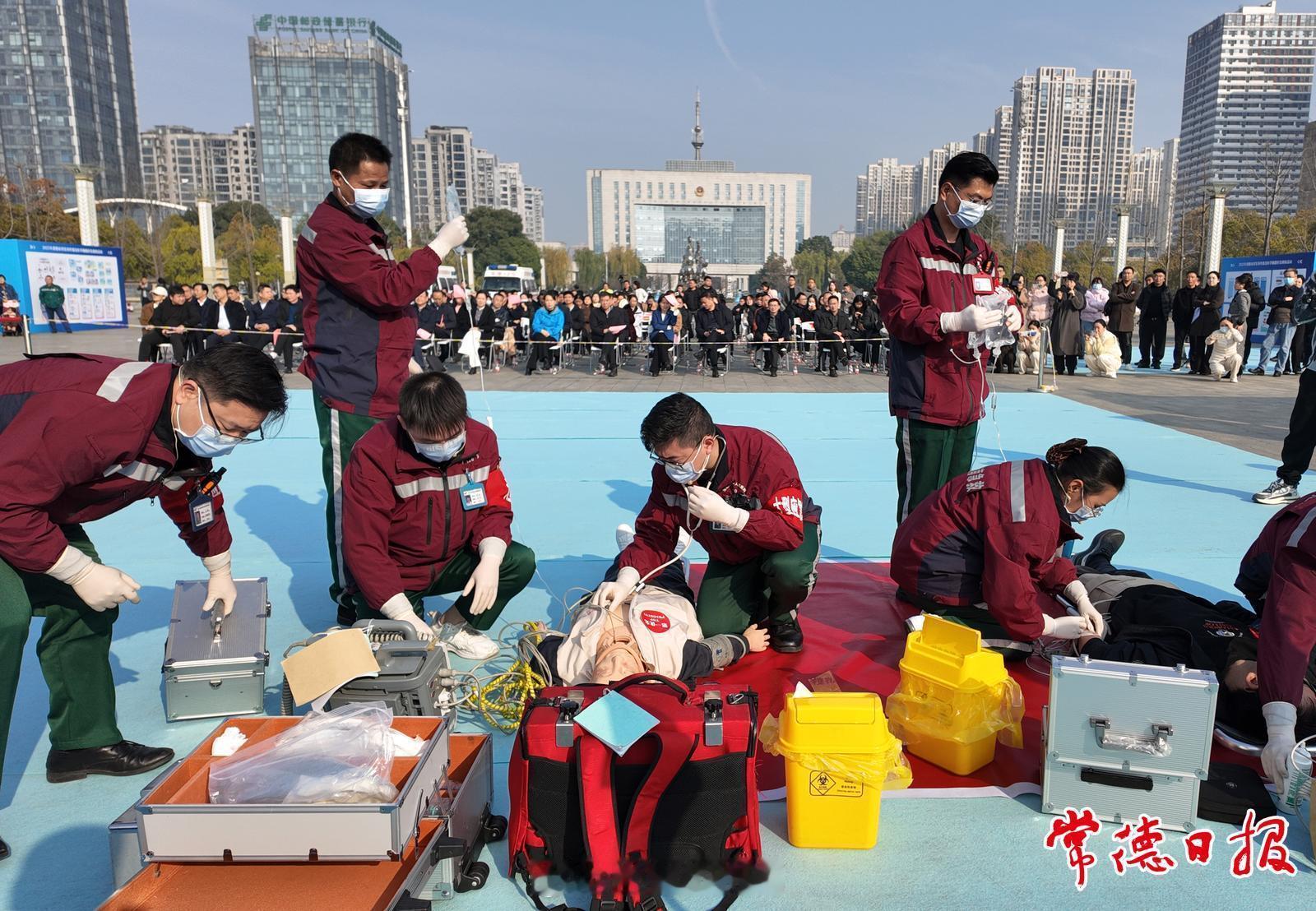 【常德市举行2025年突发事件紧急医学救援应急演练】12月18日，常德市卫生健康