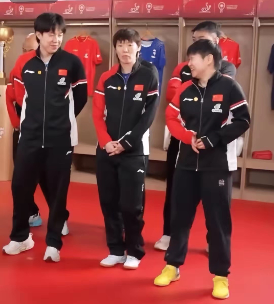 莎莎：鳗鱼，你这是怎么了，谁惹你了？是大头吗？大头：才不是我呢！莎莎：不是你还有