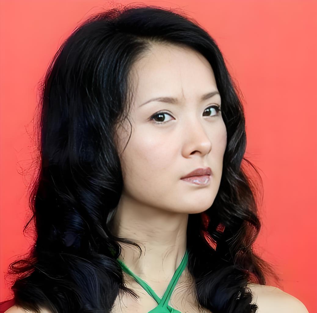 曾经的“抱狗丫头”李香秀，在荧幕上泼辣倔强，逆袭了半个大宅门。戏里的她敢爱敢恨，