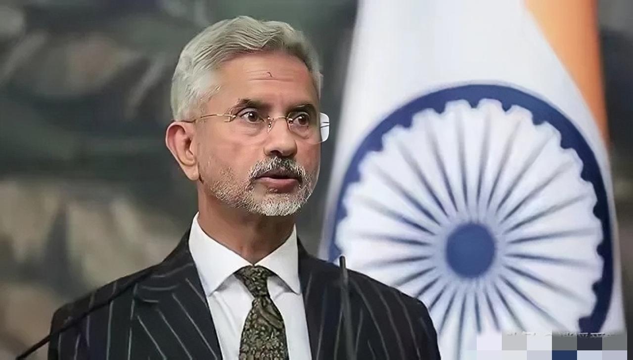 印度也跳出来了，给中国划红线
 
但说起这位印度外长的对华操作，那可真是把“两面