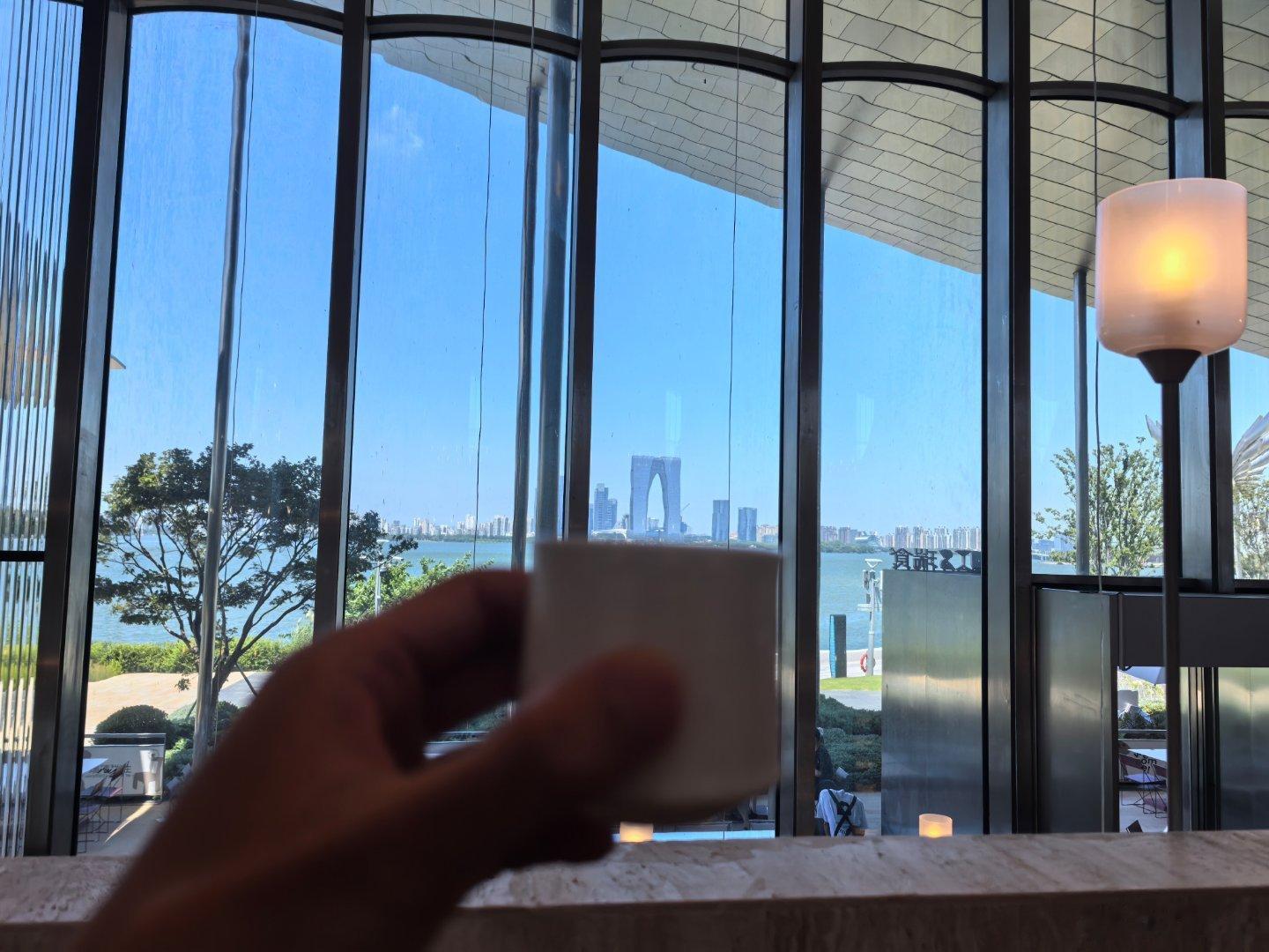 请喝下我这杯“苏州中心”，工作日出来遛个弯，人是真的少！ 