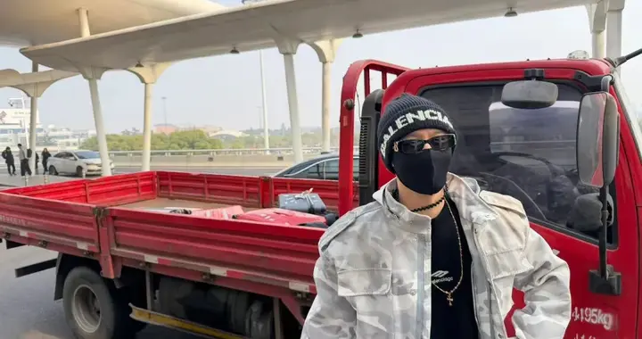 黄晓明在朋友圈分享：赶飞机遭遇爆胎，拦卡车赶到机场