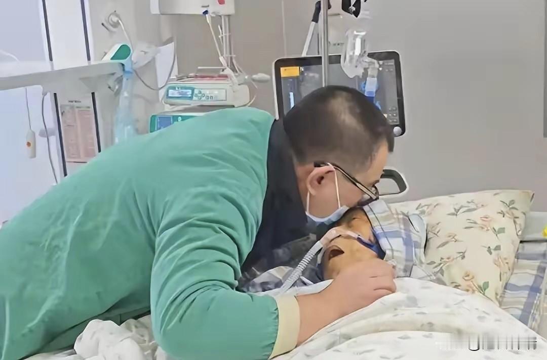 泪目了！东莞45岁男子趴在母亲病床边，握住她的手，轻轻问了一句：“妈，你是不是想