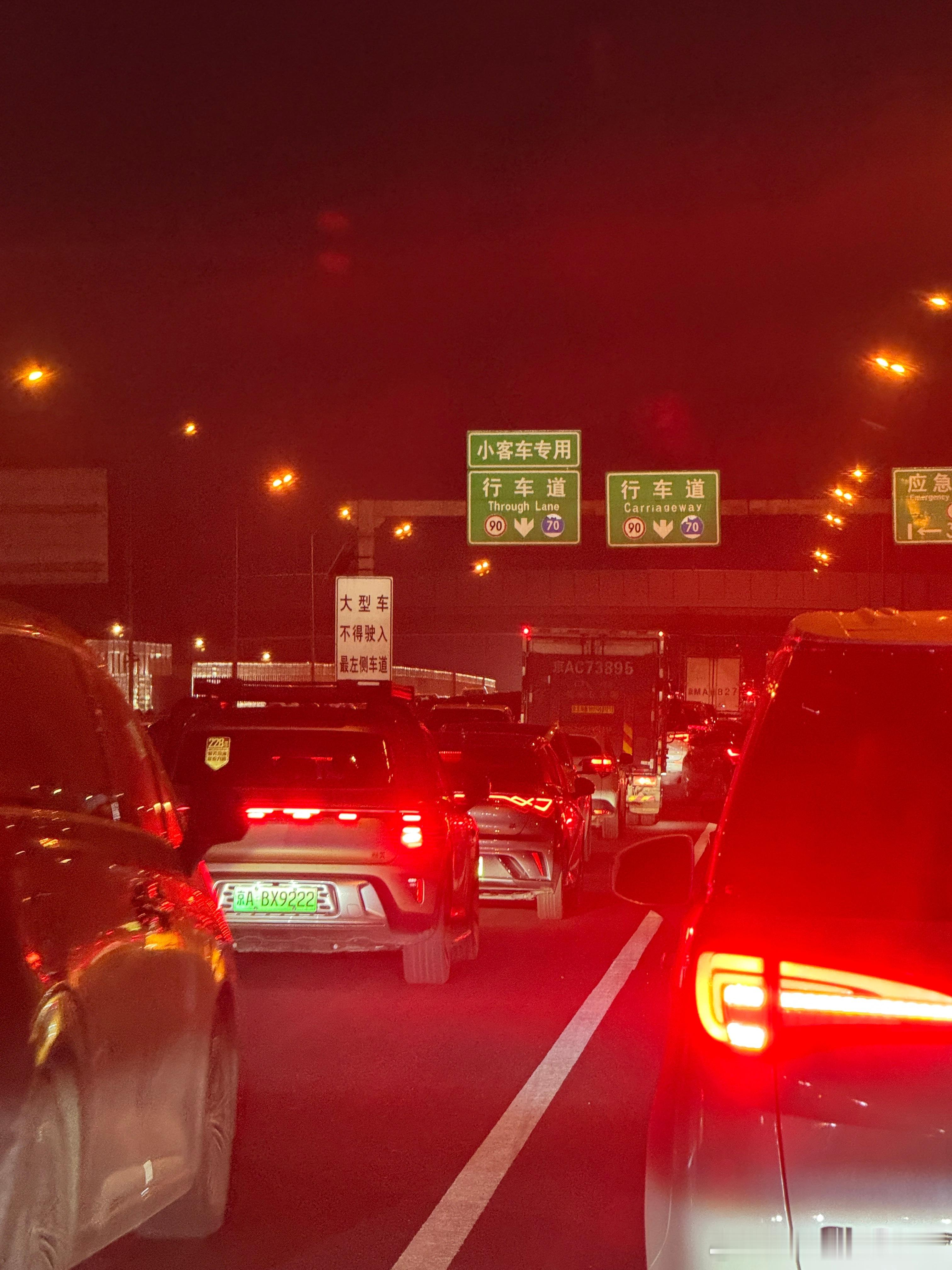 超一线城市的早高峰太权威了，这还是走的早，红区每一分钟的长度都不一样 