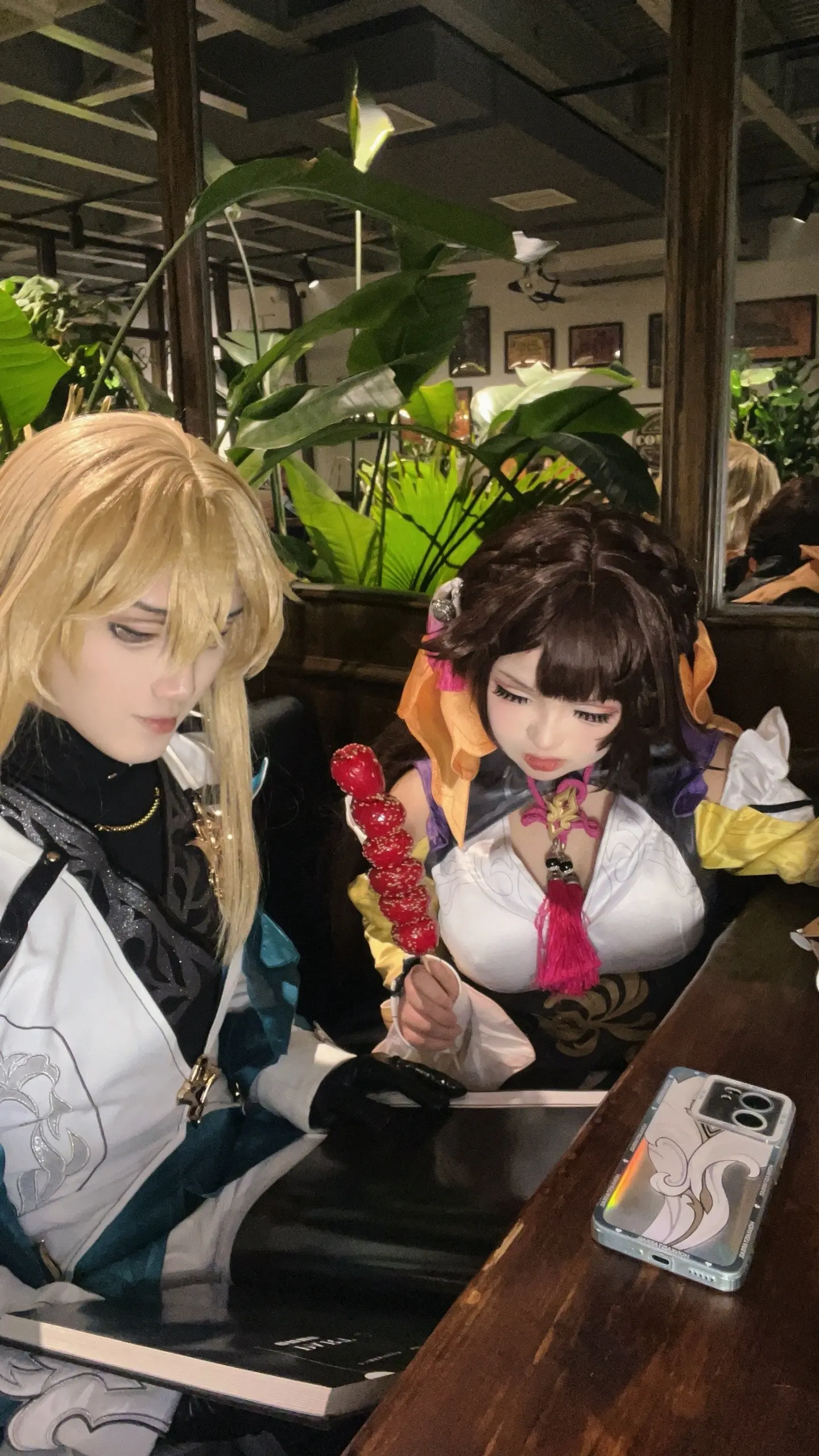看的什么东西！本姑娘看不懂，不许看了！罗刹：三点