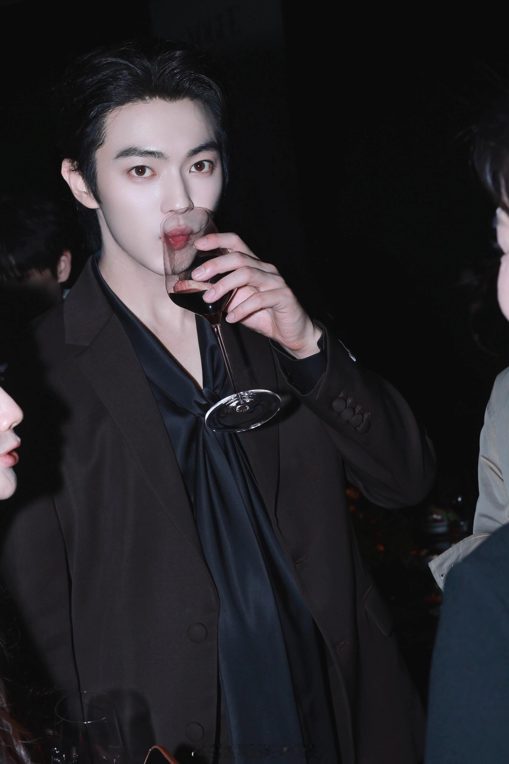 卧槽，怎么能美成这样不管，嘟嘟嘴就是要亲亲😘许凯[超话] ​​​