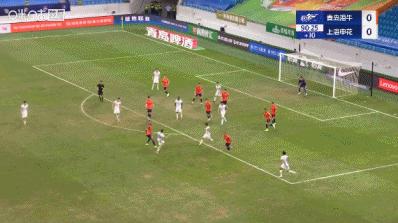 什么情况？

青岛海牛0：2上海申花，最后补时阶段发生奇葩一幕，海牛反击，张弛接