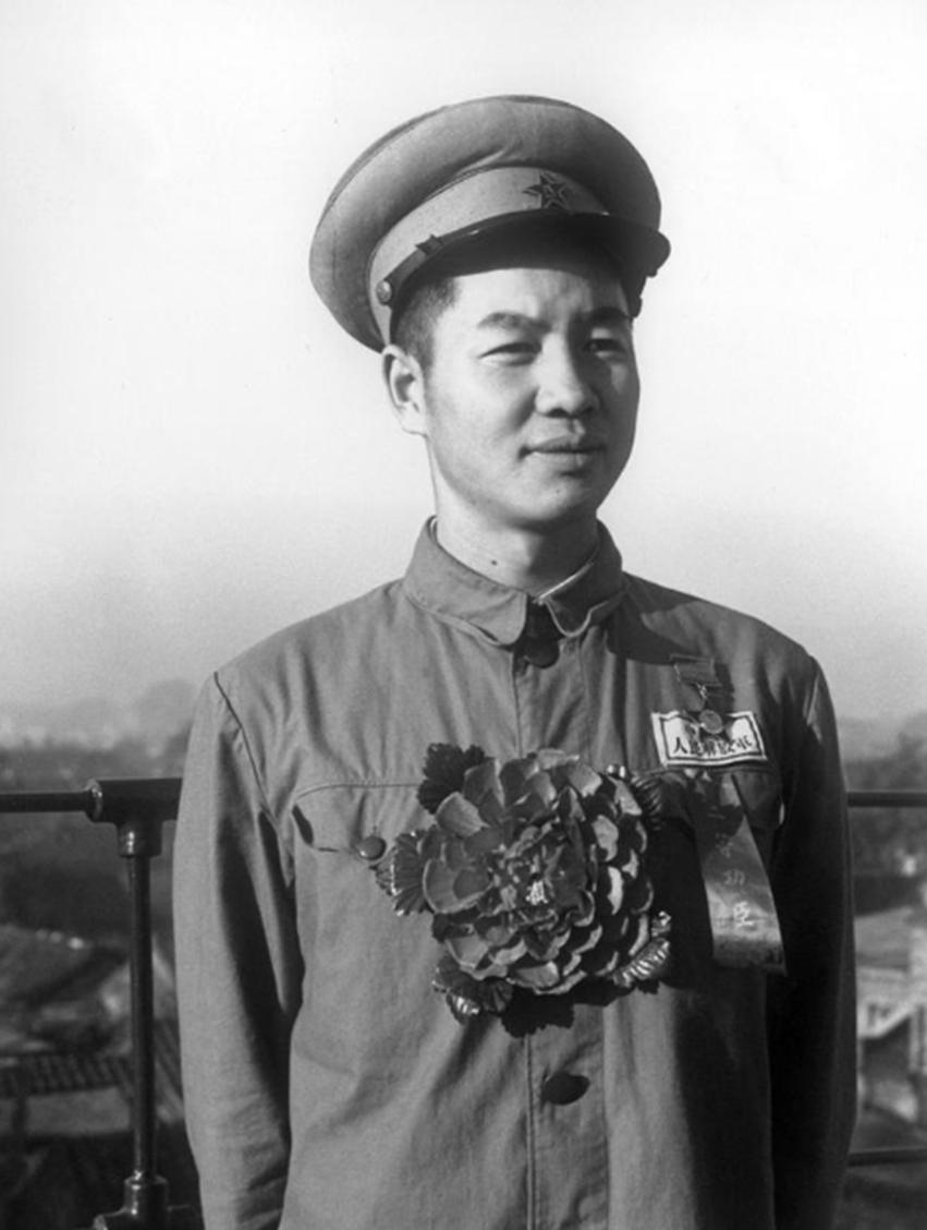 海南岛能够解放，有一个人的作用非常重要，没有他，海南岛也不能够顺利解放。
 
这