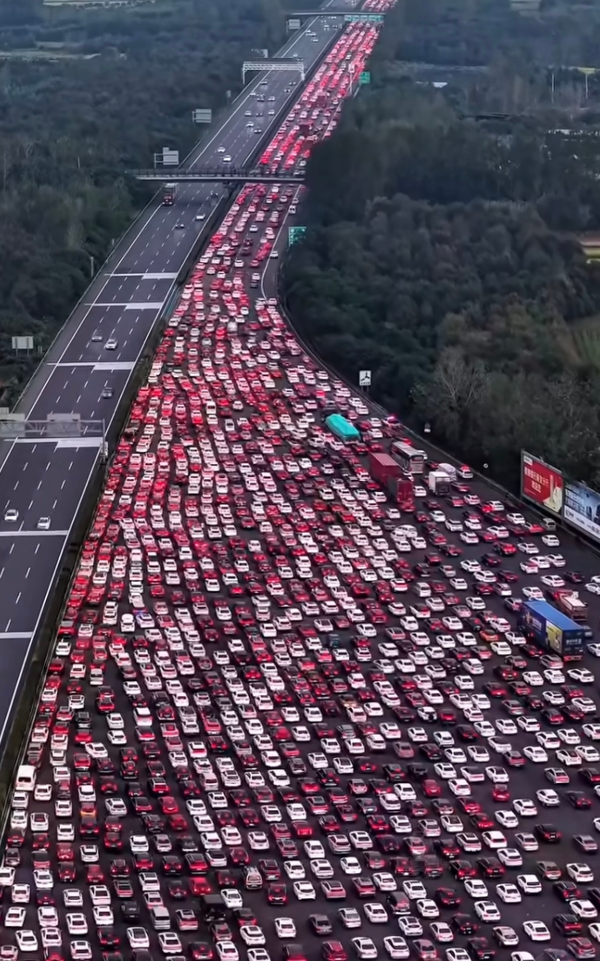各位还好吗？看到这种堵车，有点小绝望 ​​​