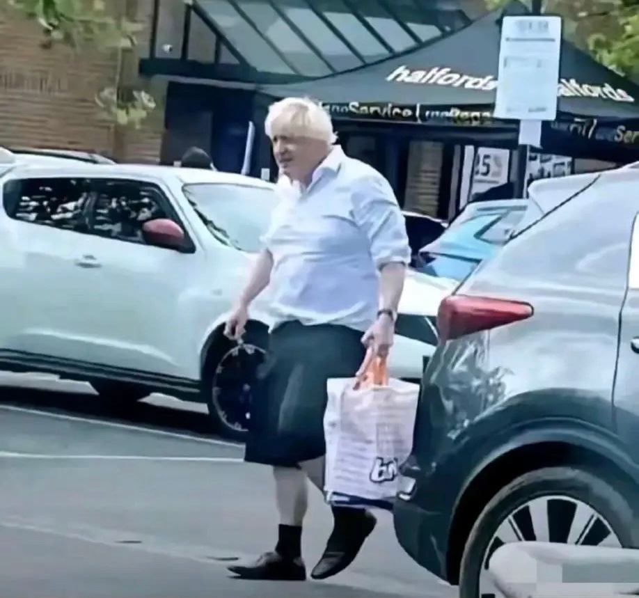 有阵子没见大金毛了俄乌战争英国