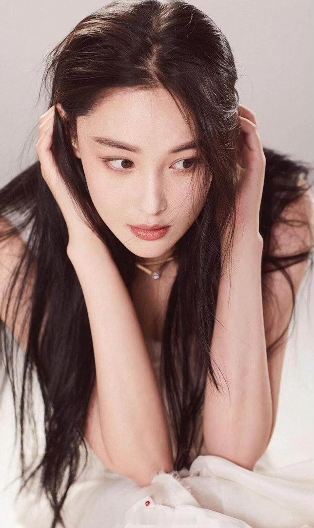 张馨予终于来恋综当红娘了喜欢你我也是张馨予终于踏入心心念念的恋综舞台，担任观察员