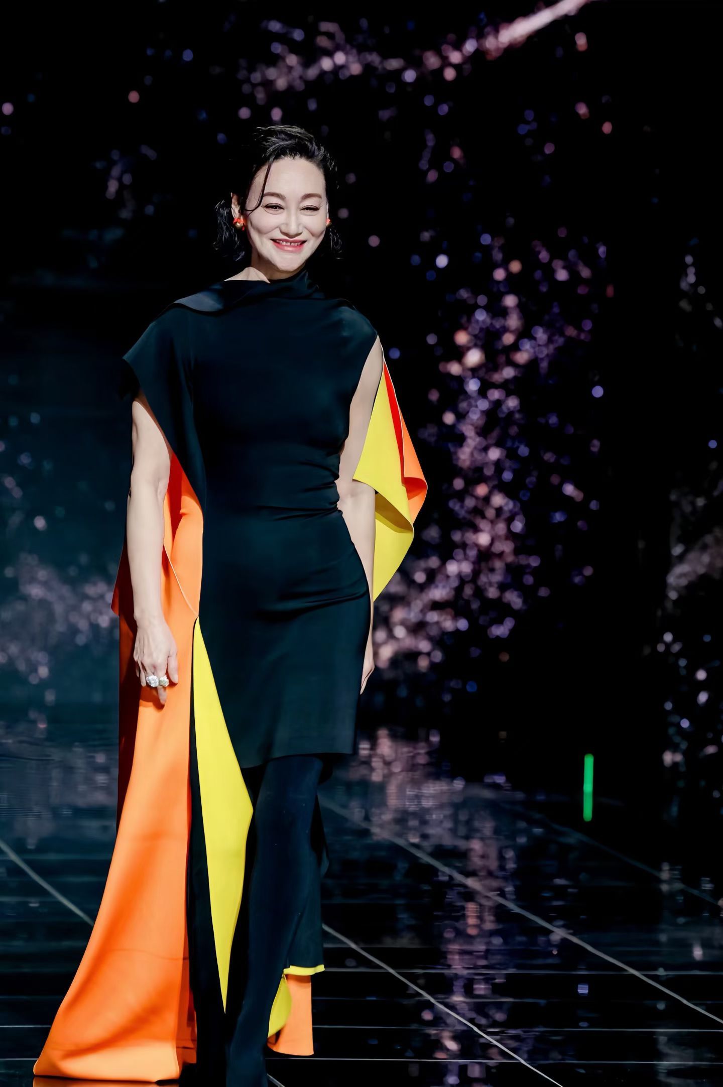 红姐穿的是LOEWE 新设计师上任首季 2026 春夏系列 国内的首次露出 。品