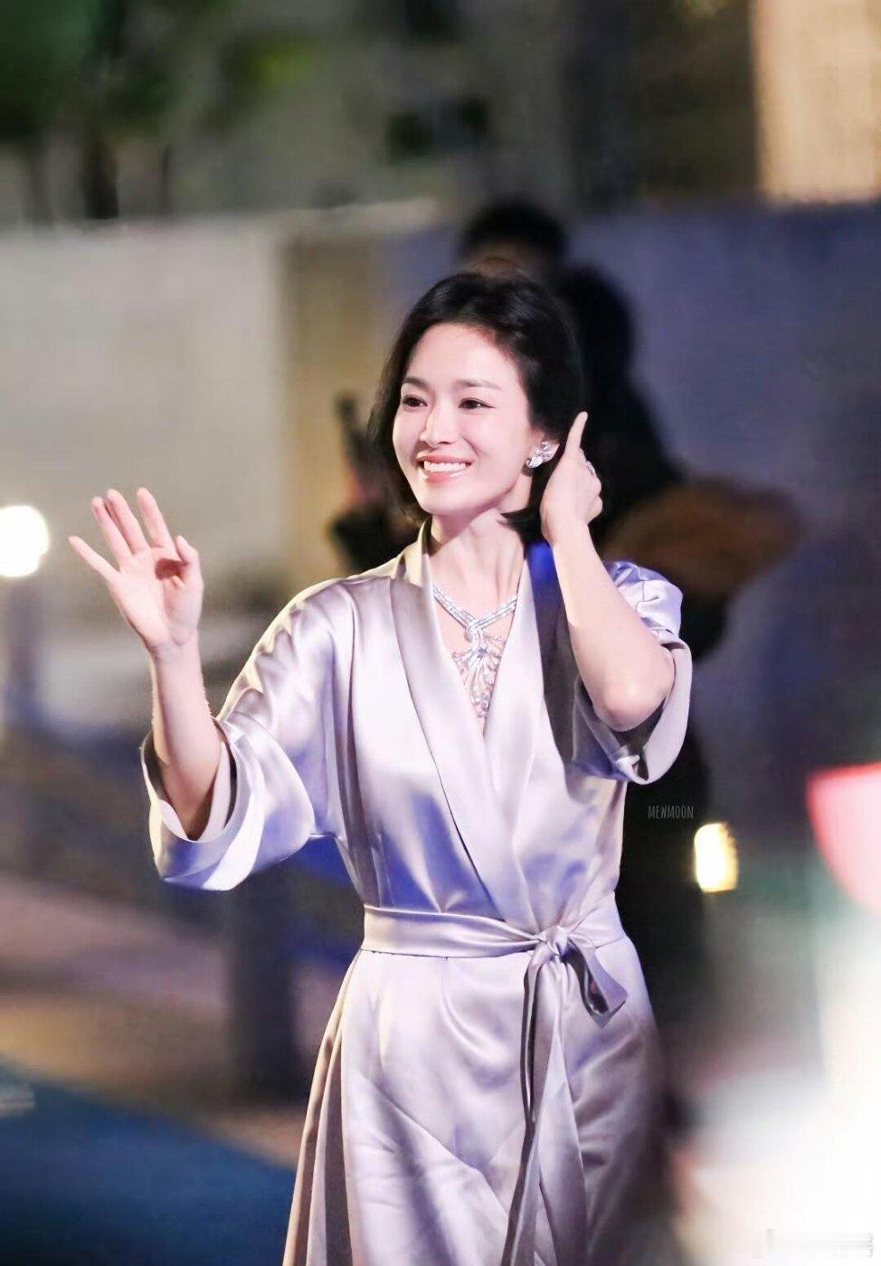 43岁宋慧乔剪短发年轻20岁，穿真丝睡袍性感火辣，离婚后再回巅峰， 