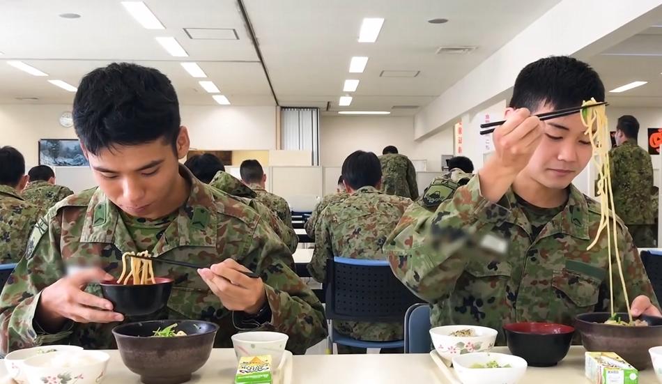 韩国高中伙食在日本大城市来的高中生眼里居然很丰富，四菜一汤有几块五花肉就让他们赞