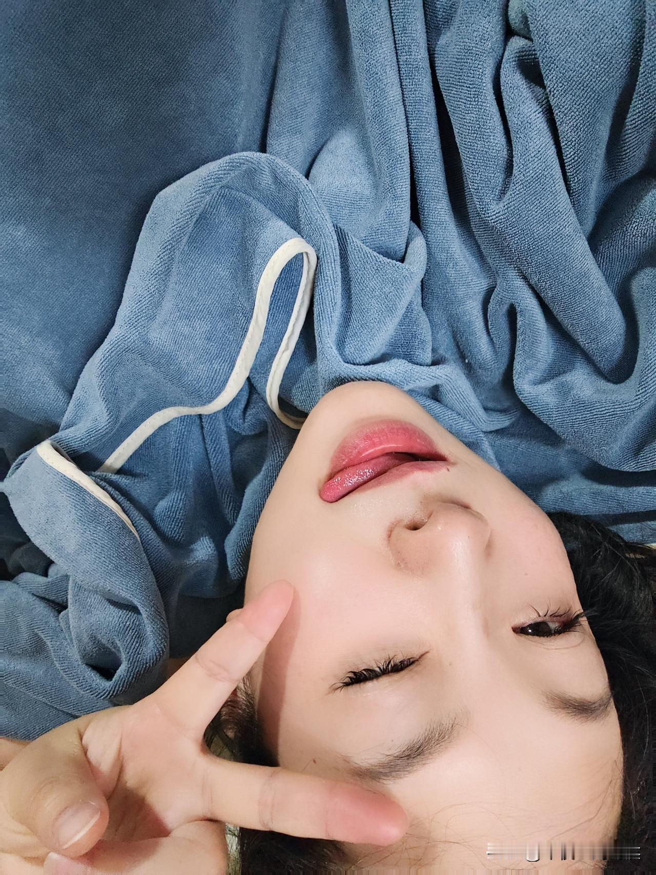 前女友的前夫骚扰她，被我撞见了，我把她前夫揍了一顿。
前女友把我的微信又加了回来