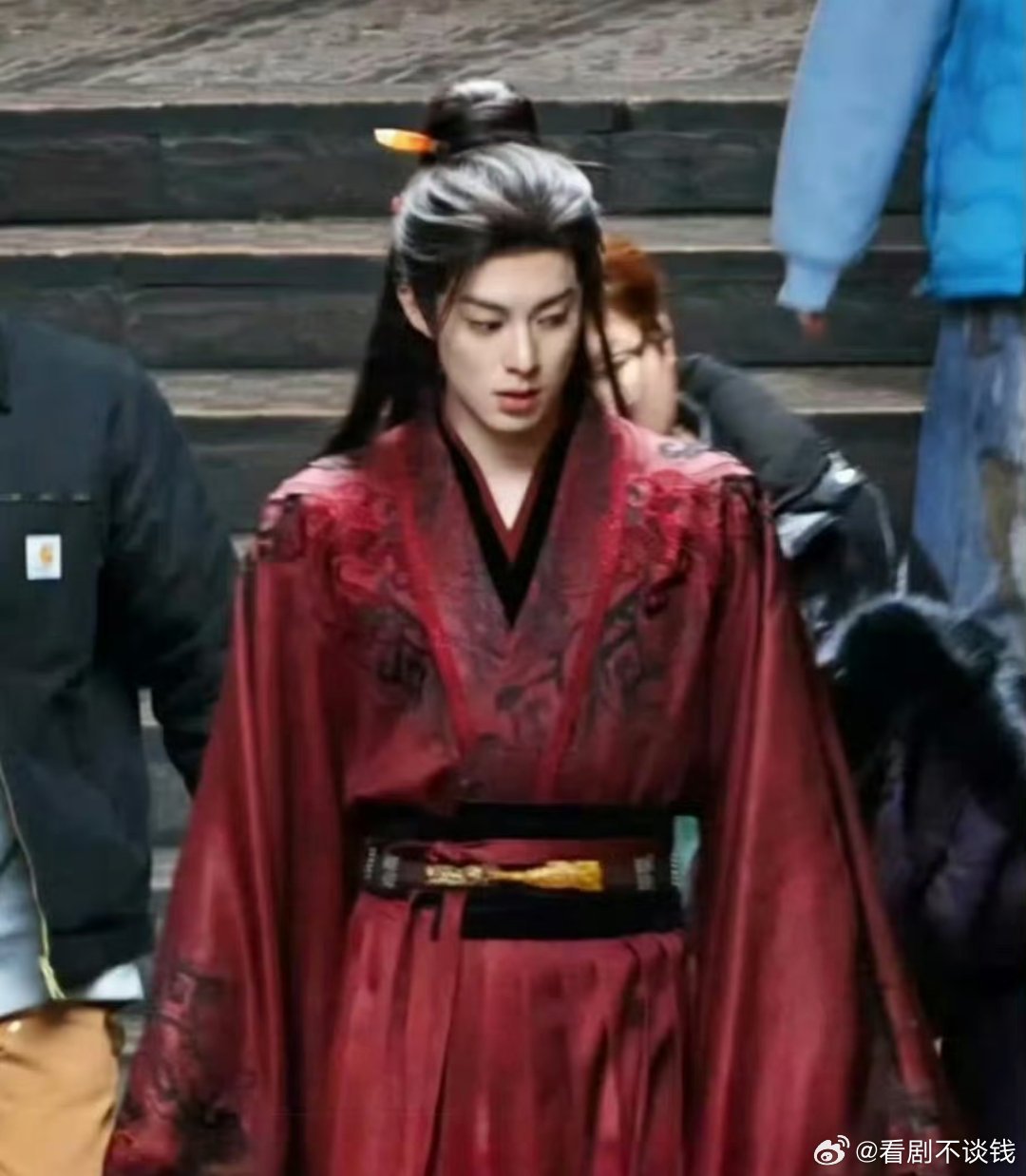 王鹤棣将门独后谢景行路透，红色的衣服也好帅气，潇洒不羁！ 