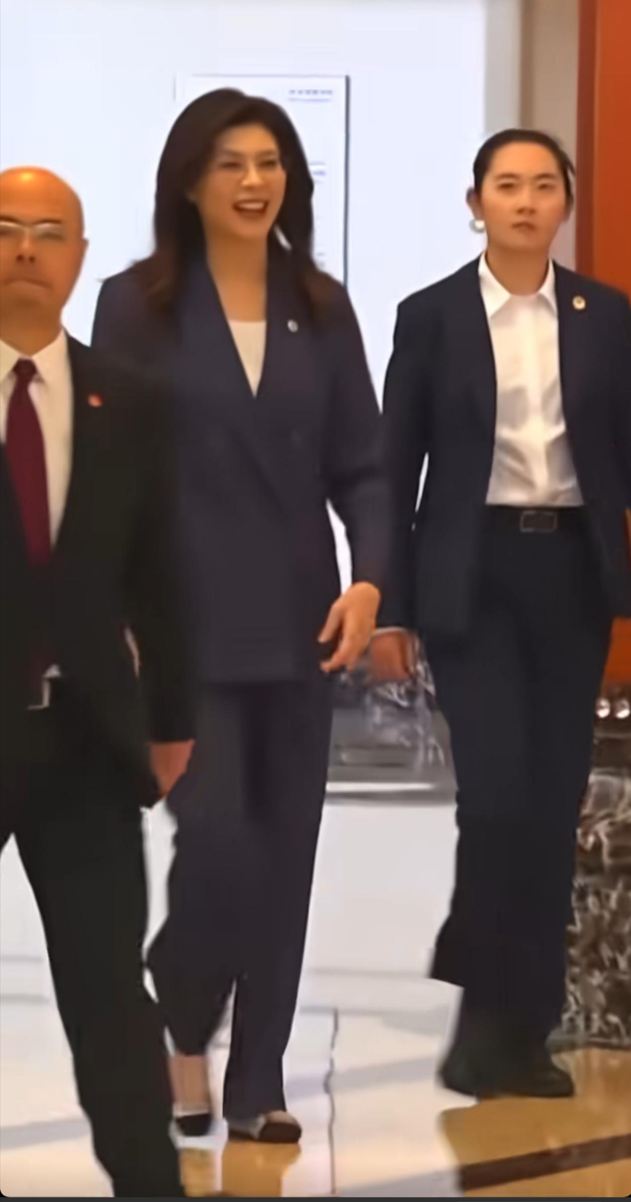 郑来北京了，笑的开心，女保镖形影不离，英姿飒爽，两人气质都非常好。