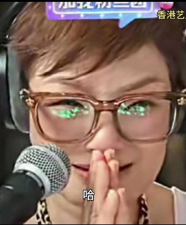 香港艺人马蹄露自从批评张敬轩后，直播间人数众多，礼物不断!马蹄露哭泣让大家不要破