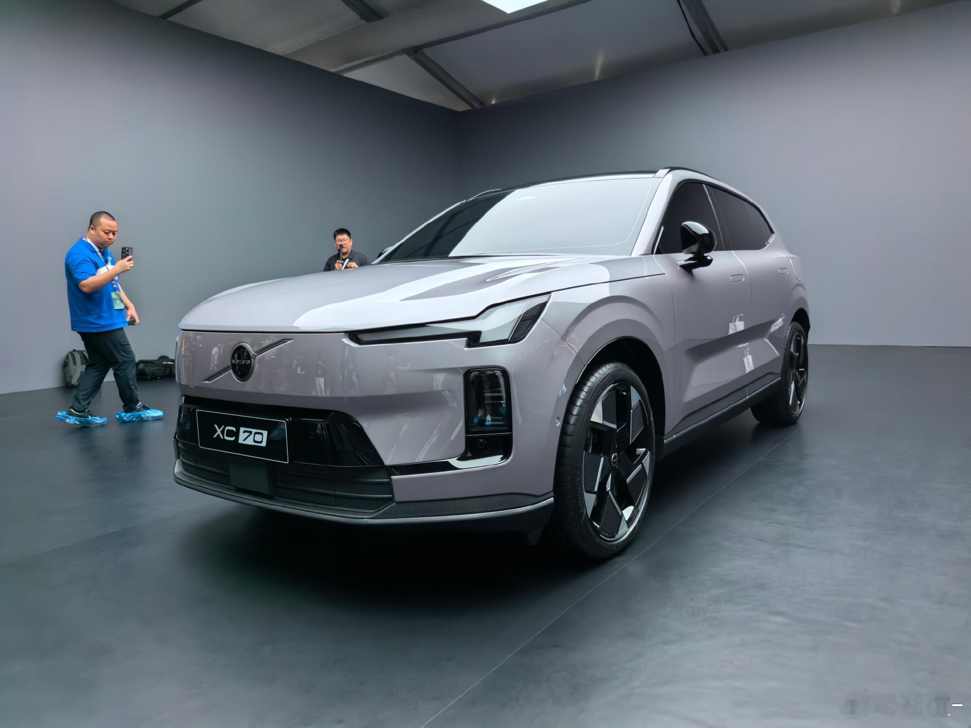 【沃尔沃XC70 正式亮相】在XC60和 XC90之间，沃尔沃推出了XC70，显