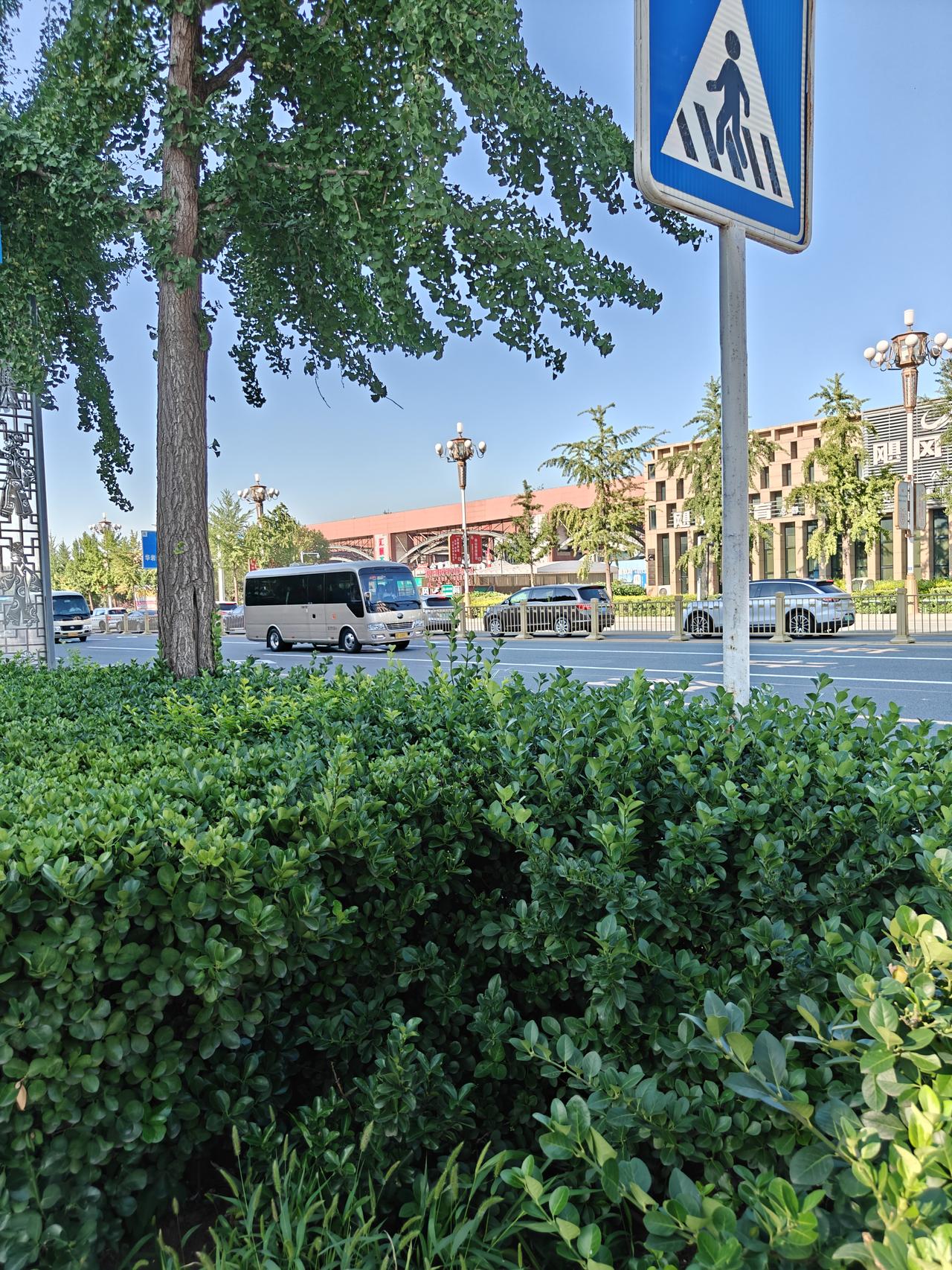 拍一张你的城市美景考斯特车队疾驰而过，临近唐山抗震救灾五十周年纪念日来唐山各届人