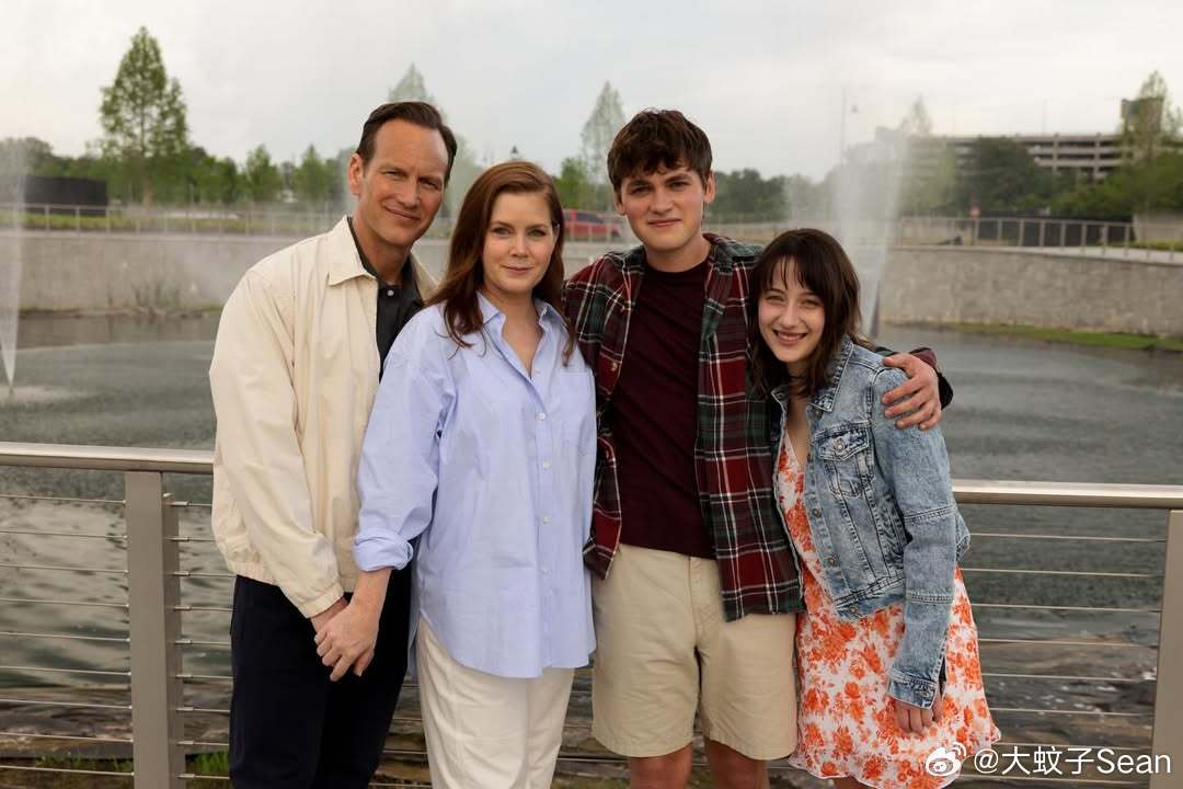 amy adams艾米亚当斯主演的新剧《恐怖角》剧照一枚，预告中出现的主角一家四