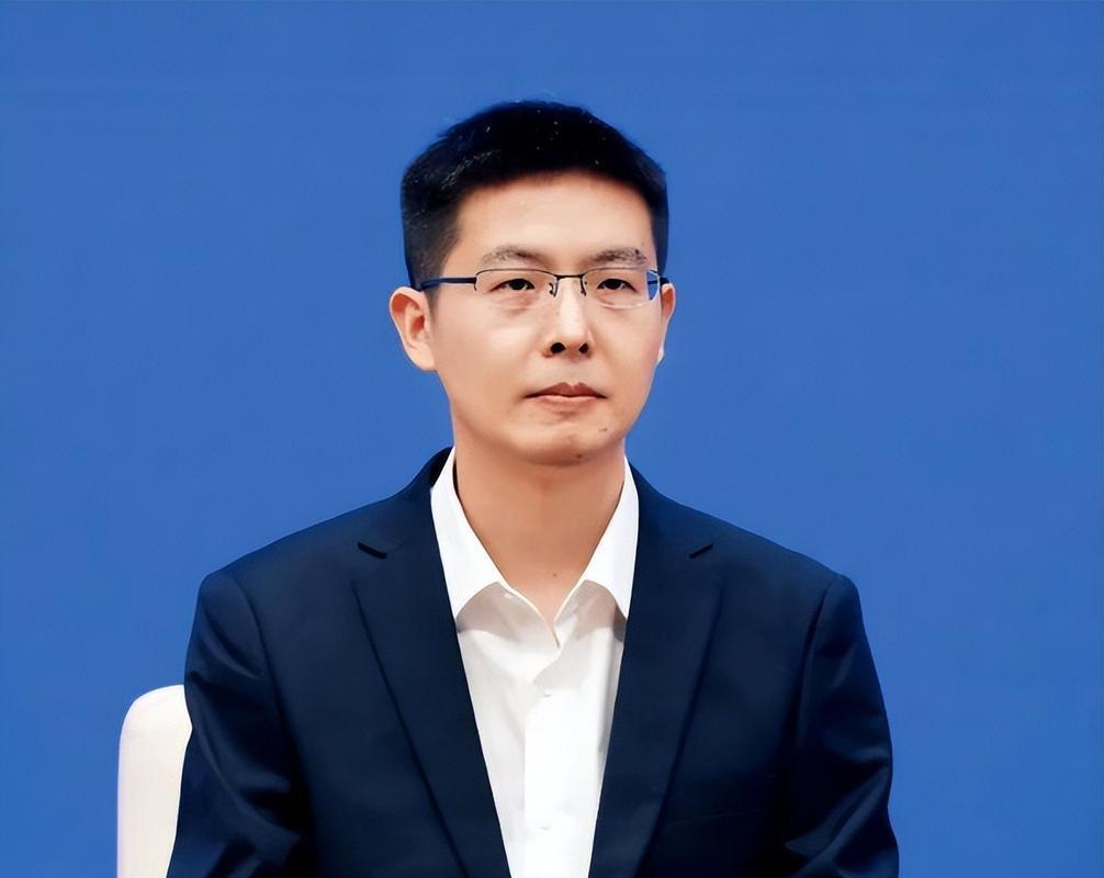          宇树科技发布全新一代人形机器人！徒手抬车、翻越障碍、打击犯罪，