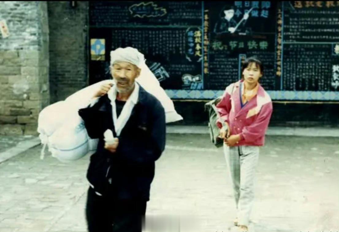 1995年，陕北。老农送女儿上中专，穷苦人家的孩子过早体会生活的艰辛，父亲脸上每