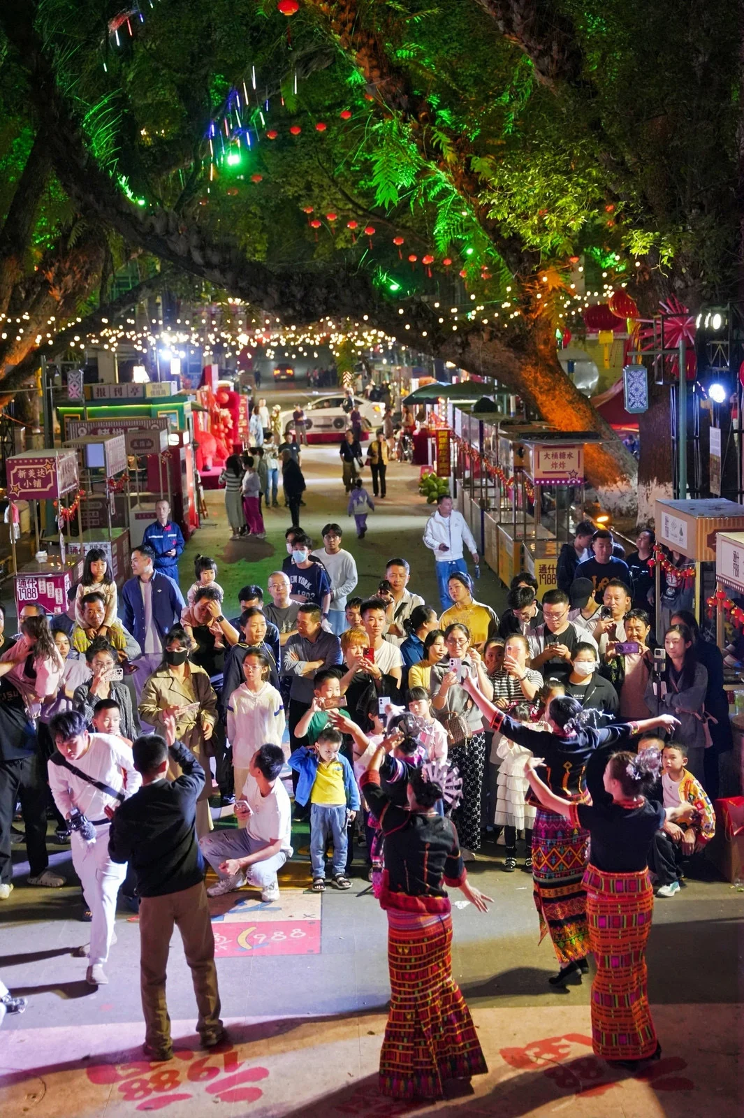 五指山通什 1988 穿搭｜花衬衫 + 喇叭裤