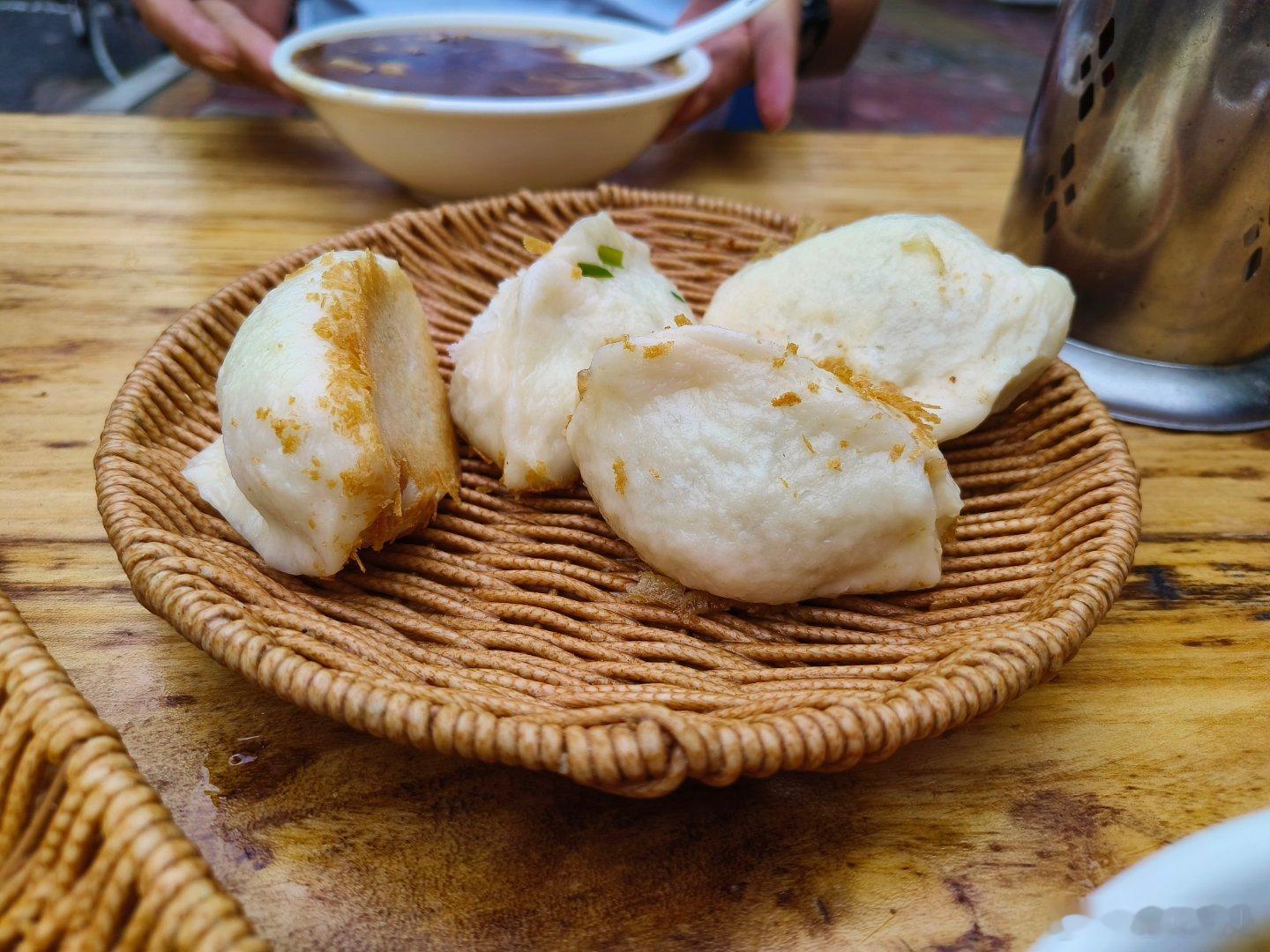 美食分享不可辜负的美食 河南人的早餐离不开胡辣汤可搭配羊肉包子水煎包油条金丝饼烤