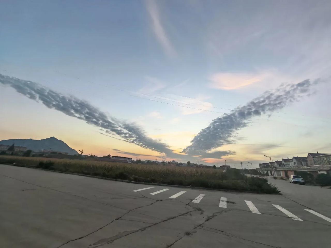 傍晚的天空，好像一只翱翔蓝天的雄鹰，煞是好看。