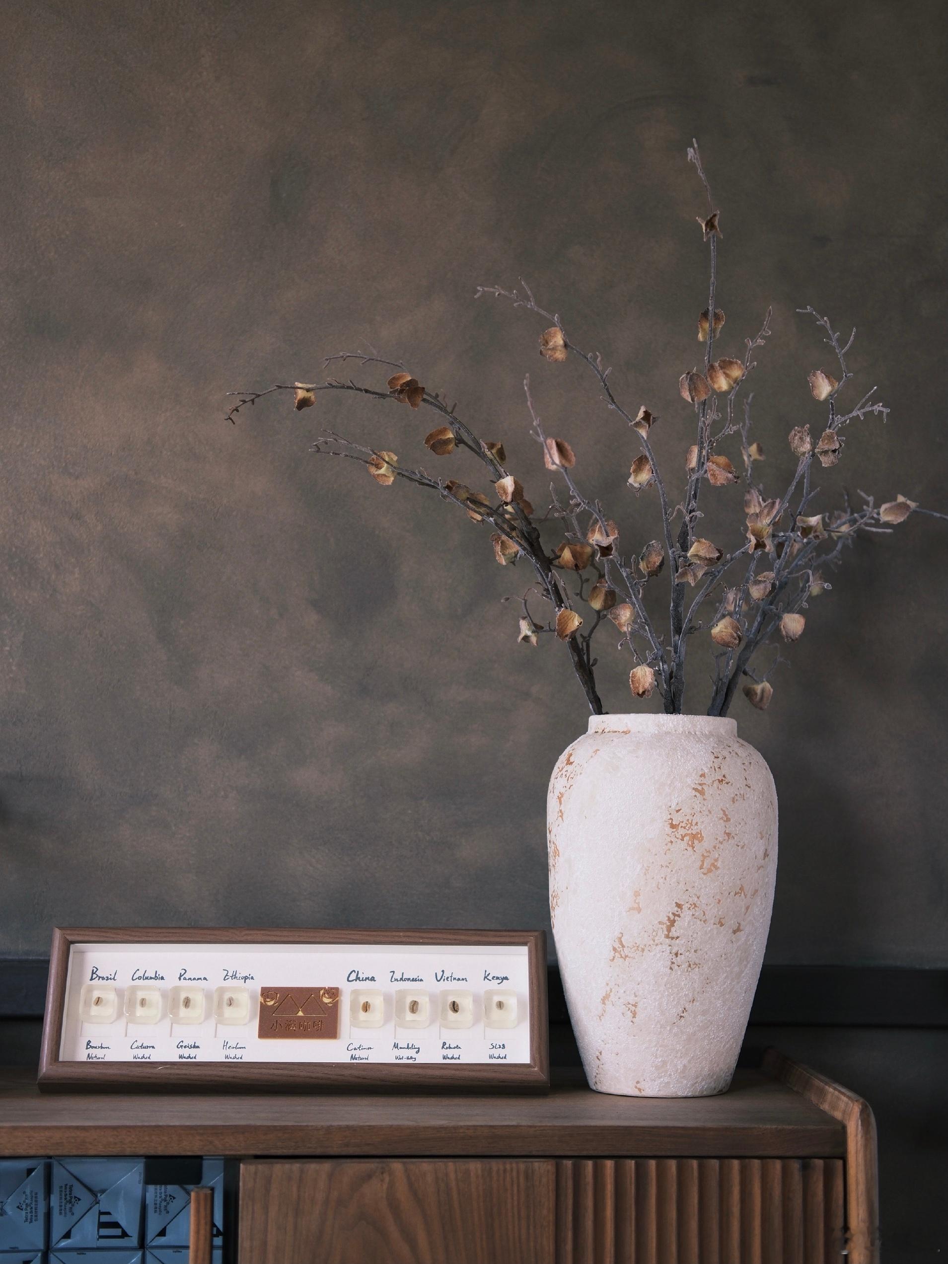 听说了一事儿朋友讲他家乡有个女性朋友，长得漂亮，走歪路机会多所以年纪轻轻就有点回