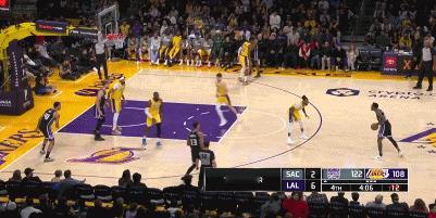 #NBA# 哈姆在干什么？詹姆斯不舒服最先由助教发现 随后让哈姆喊暂停让其下场