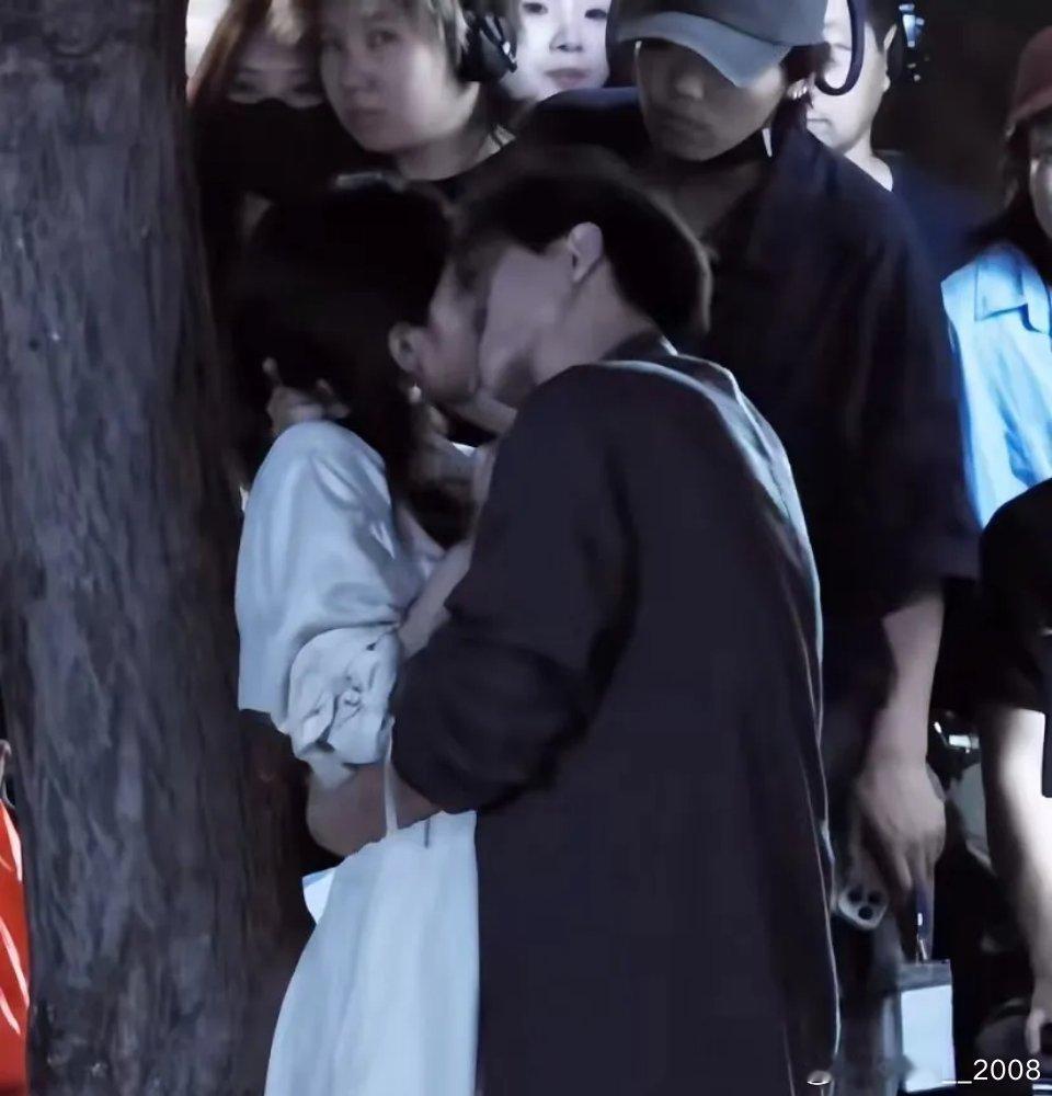 这么多人看着，演员这样亲嘴不尴尬吗？ 