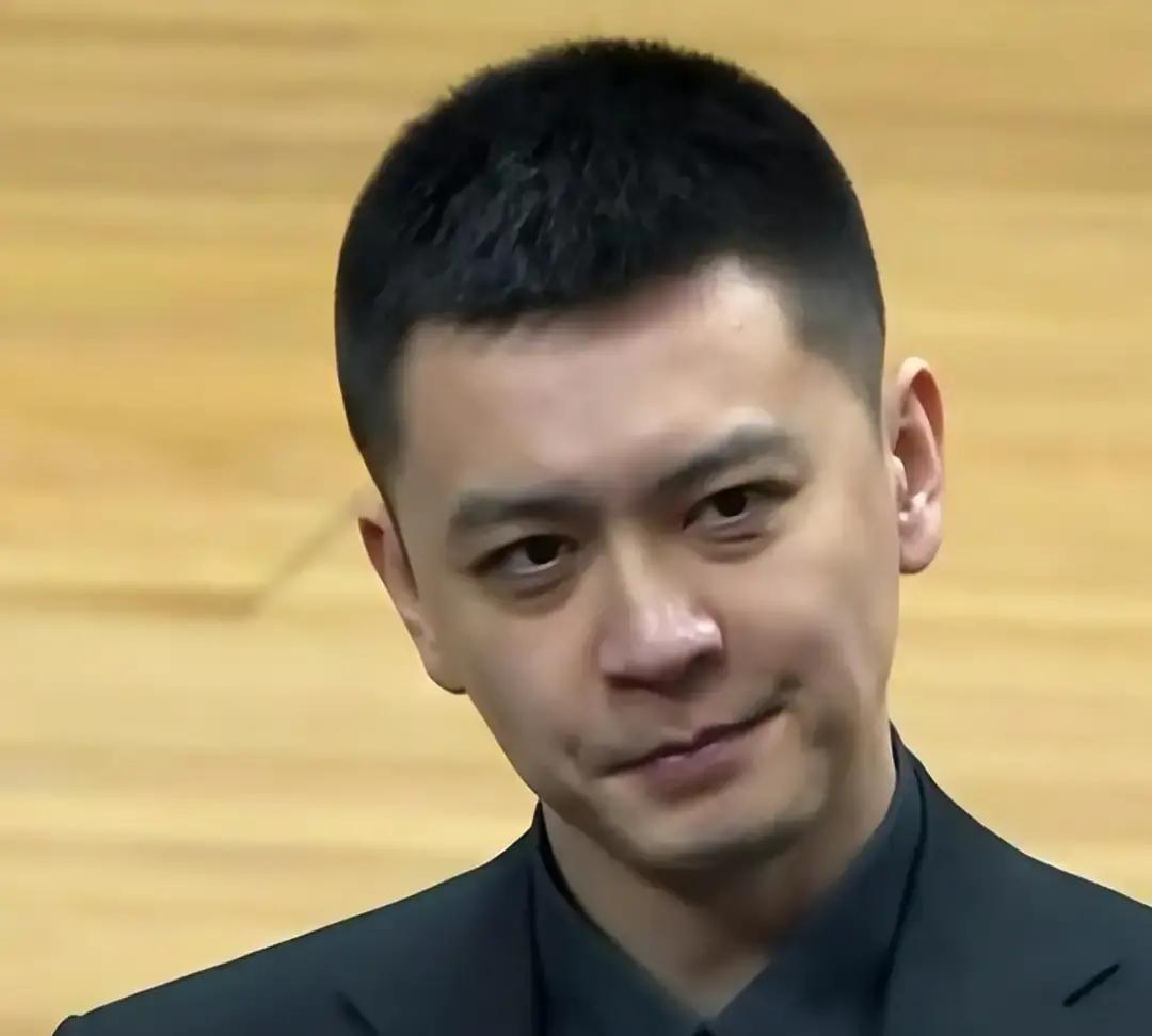 辽宁青训崩塌第1天
 
韩德君37岁，赵继伟脚踝旧伤，张镇麟远走美国。球迷喊换帅