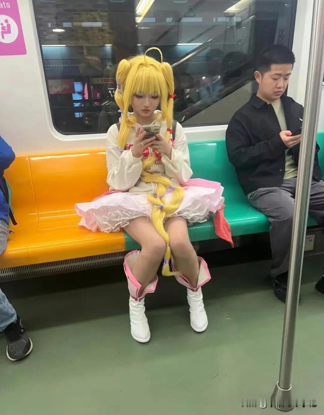 地铁上，真有人敢这么穿