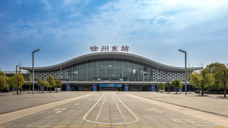 今天送儿子到徐州火车东站，看着他渐渐远去的背影，心里满是不舍。千言万语堵在心头，