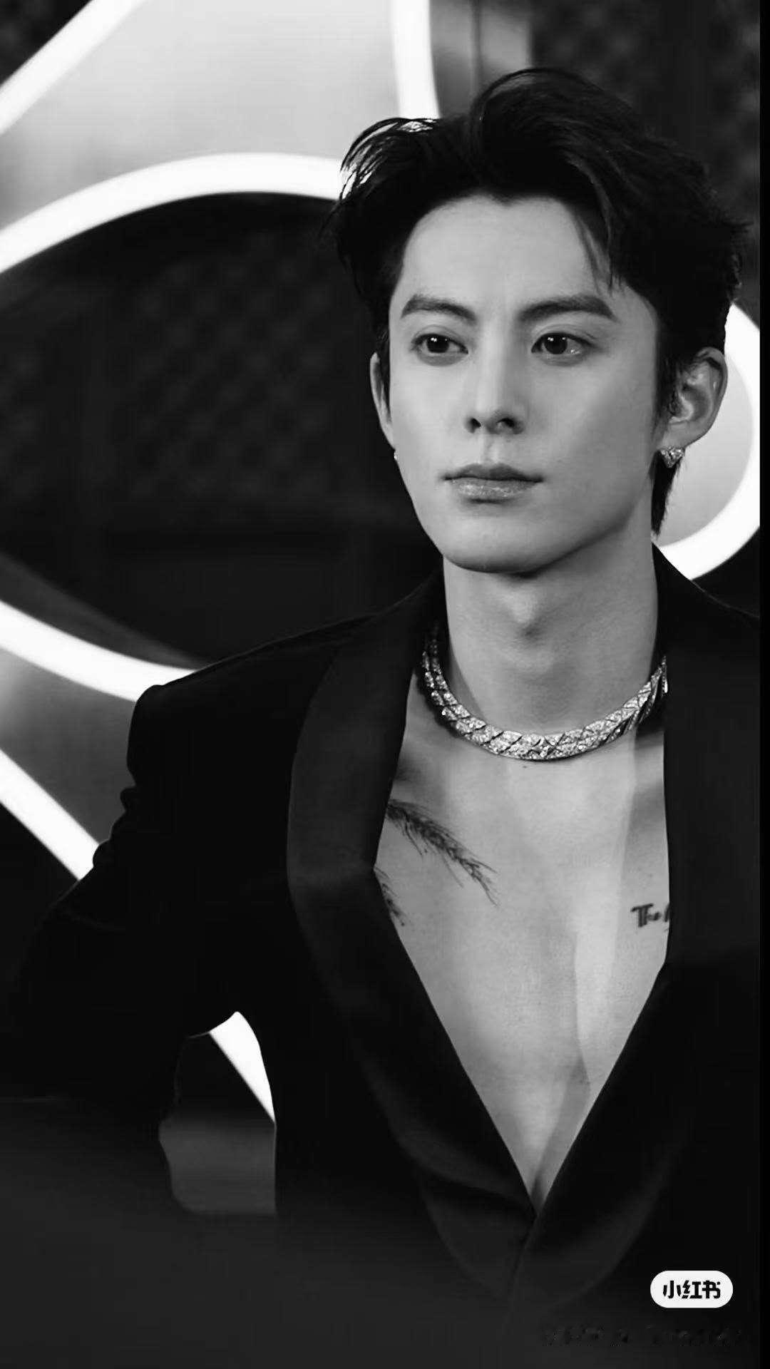 河堤的ws很精致，很高级，也很sexy，若隐若现，工作时也不会喧宾夺主，LV也认