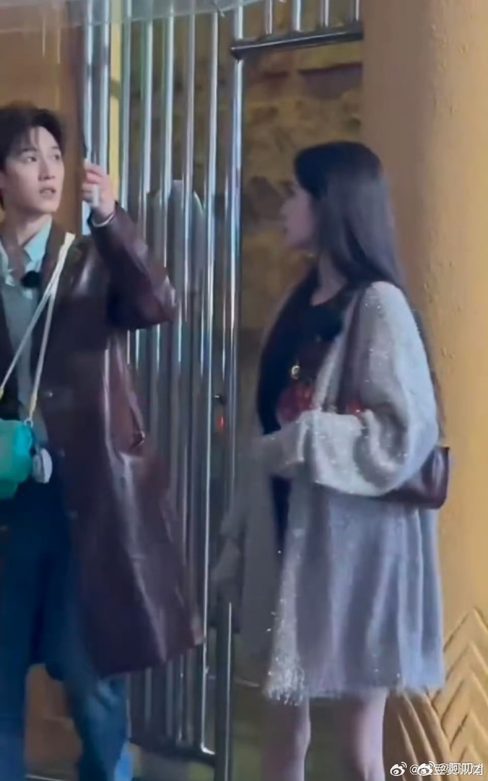 孟子义李昀锐撑一把伞李昀锐给孟子义打伞 当这段雨天同伞的路透传开，全网CP粉直接