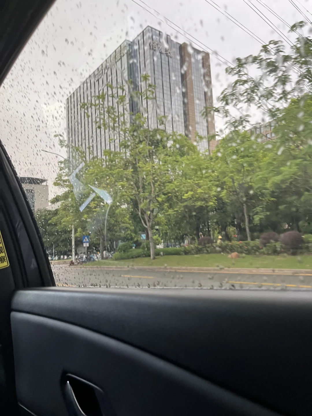 深圳有点说法 每周五高中生放学就下雨