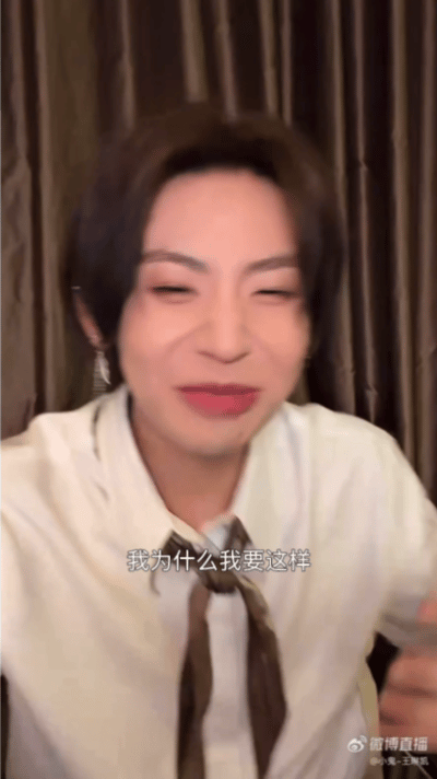 小鬼不敢回看偶练小鬼说不敢回看偶练时的自己从追梦少年蜕变成熟音乐人，小鬼纠结旧时