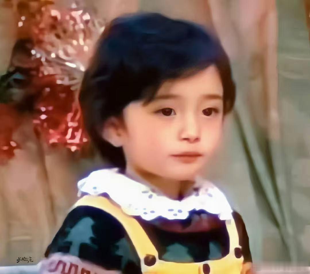 杨幂背带裤战神杨幂小时候简直是背带裤战神！杨幂小时候简直是背带裤战神 ​​​