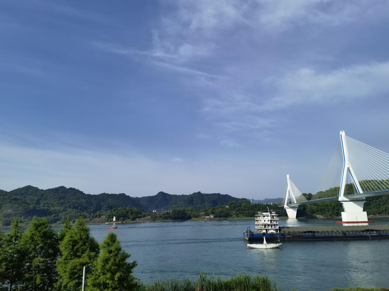 我是一个57岁的小老太，虽然不懂政治，但对于美俄的总统最近先后访华，还是想说几句