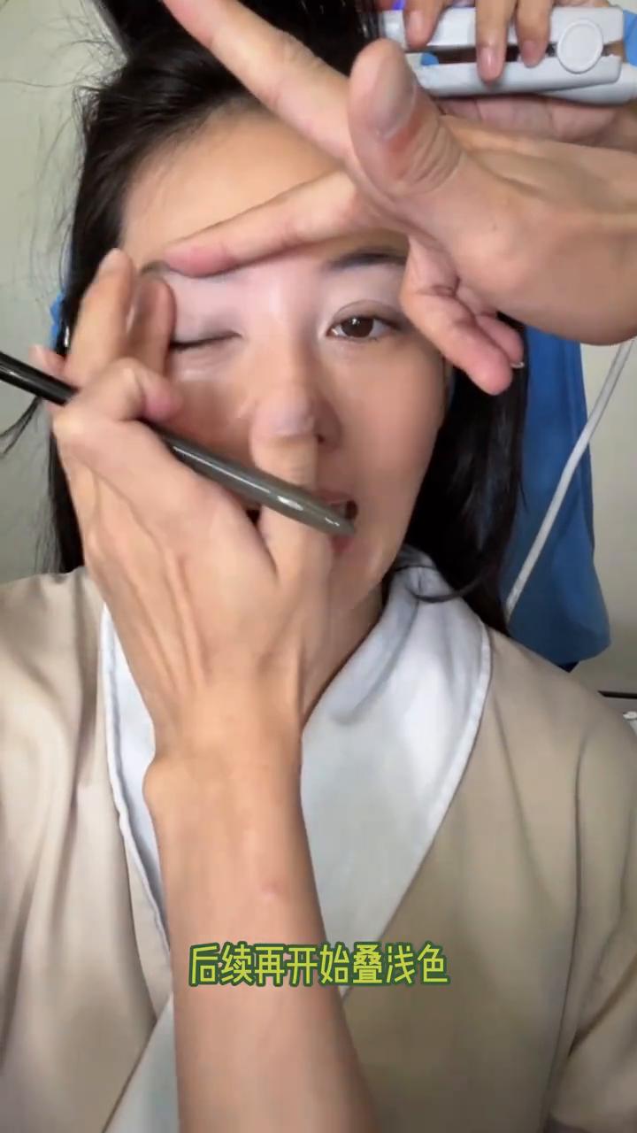 直到看到张馨予化妆才知道明星化妆师为什么收费那么贵。首先上一层油润浓密的保湿，然