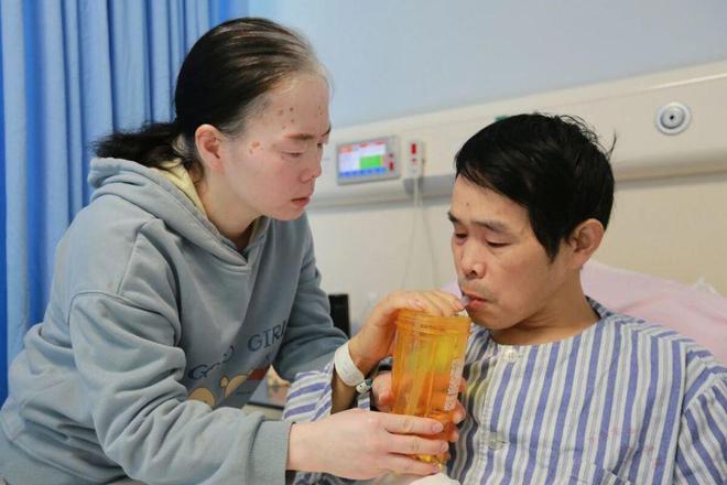 【河南残疾男子为救人左腿被旋耕机绞断：对不起老婆】据现代快报报道：" 一条腿换一