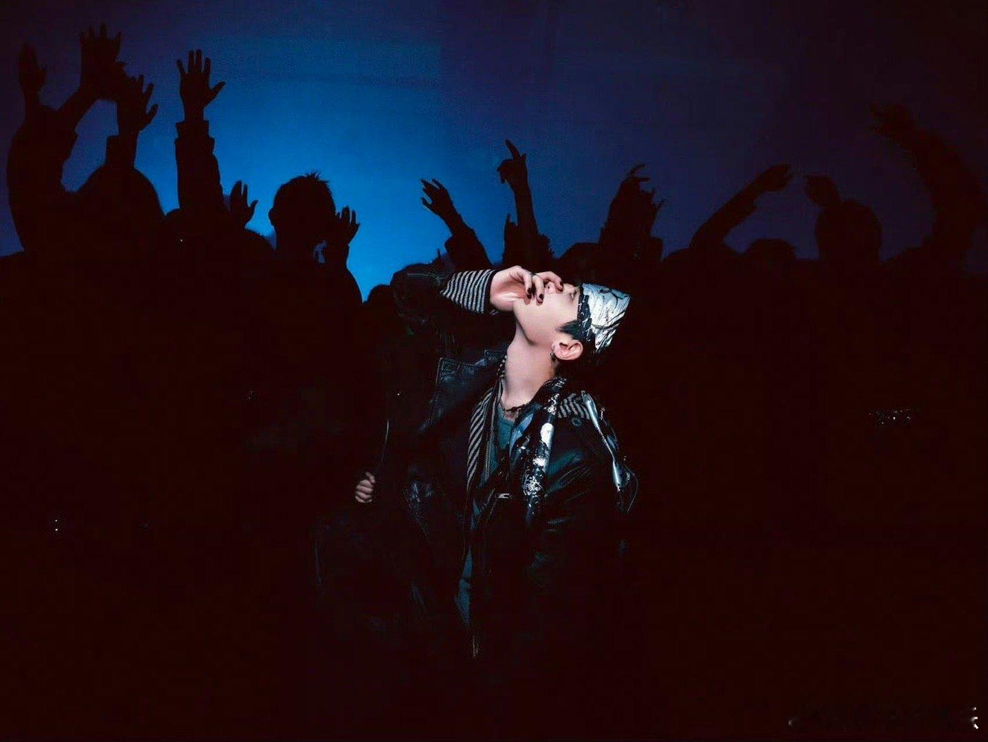 黄明昊这预告我给到一个夯 预告把期待值拉满！地下车库引擎低吼配人群躁动，白发发带