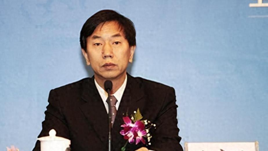 这位“疯子”市长上任刚炸毁地标遭谩骂，离任时数万人跪求他不要离开！
2019年8